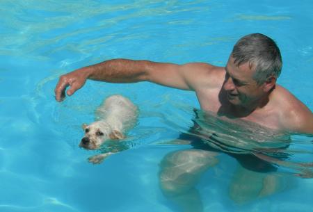 CARA DANS LA PISCINE